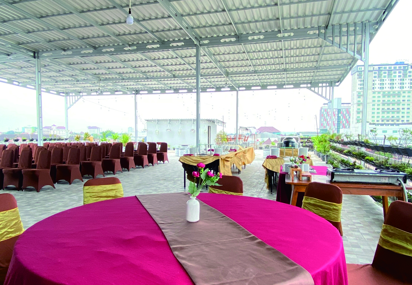 Sky Lounge Solo Grand City Hotel